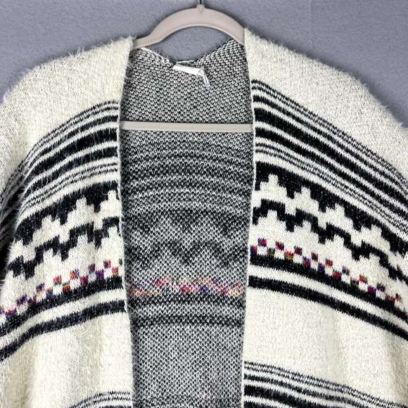 Anthropologie Akemi Kin Olivia Wrap Poncho Womens One Size Aztec Cozy Soft Boho - Picture 3 of 16